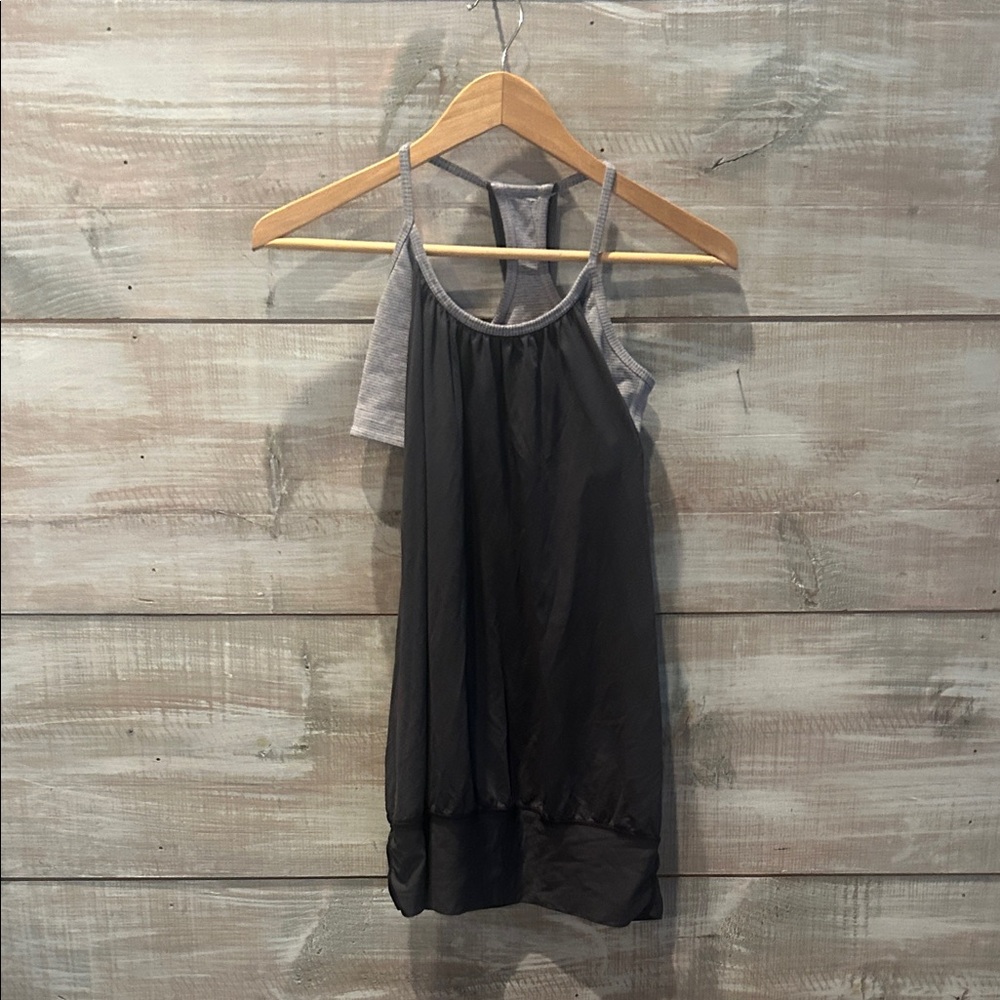 Lululemon tank top Color Black And White size 4